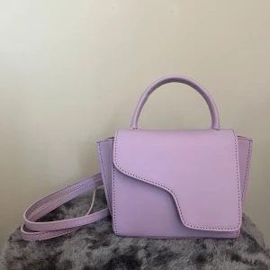 Atp väska - Säljer en atp väska i en lila unik färg. Använd 2 gånger. Kan även tänka mig att byta. Nypris 3900, dustbag ingår