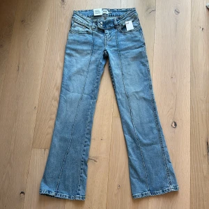 Blå jeans från lager 157 - Jättefina jeans från lager 157 i storlek xs. Lappen sitter på och är endast provade. Jeansen är helt slutsålda på hemsidan💓💓
