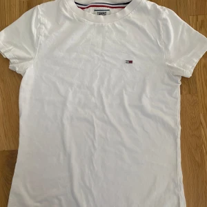 Vit T-shirt  - Vit Tommy T-shirt, storlek S, i bra skick.