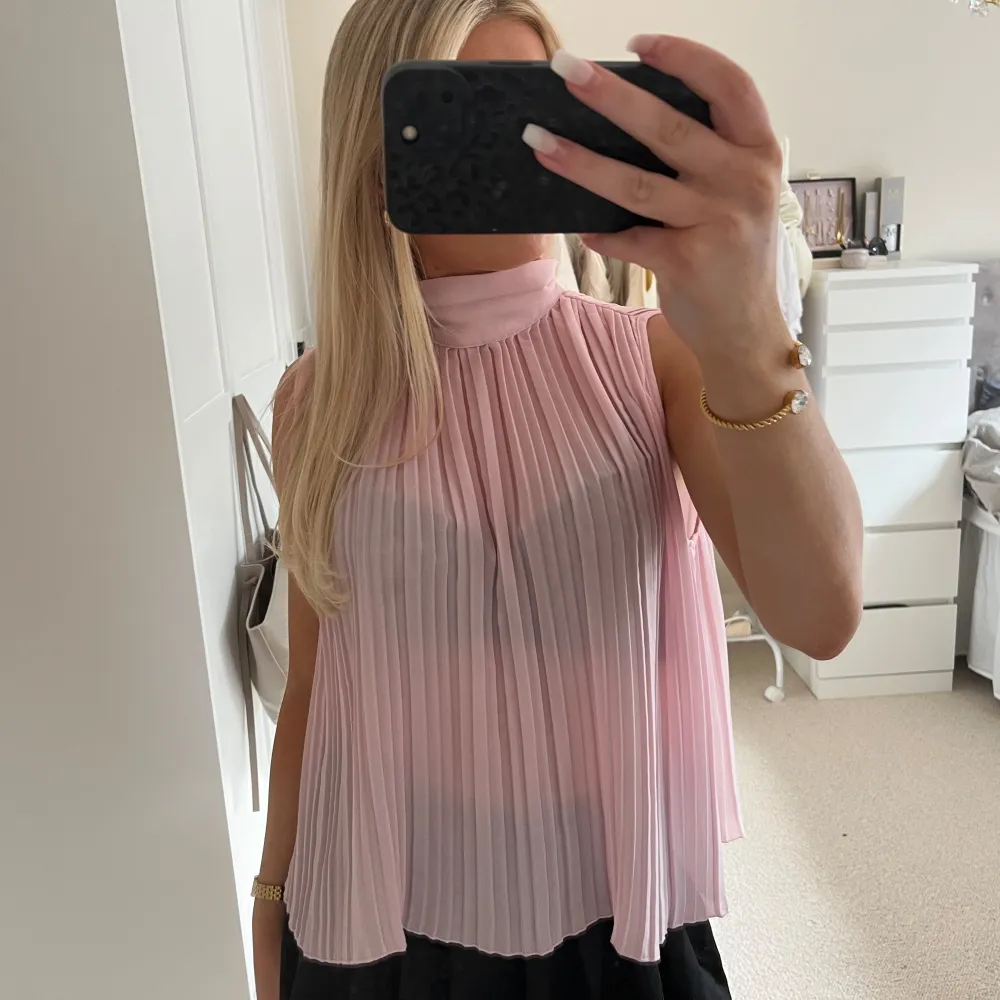 Jätte söt rosa topp från zara som knappt är använd💞. Blusar.