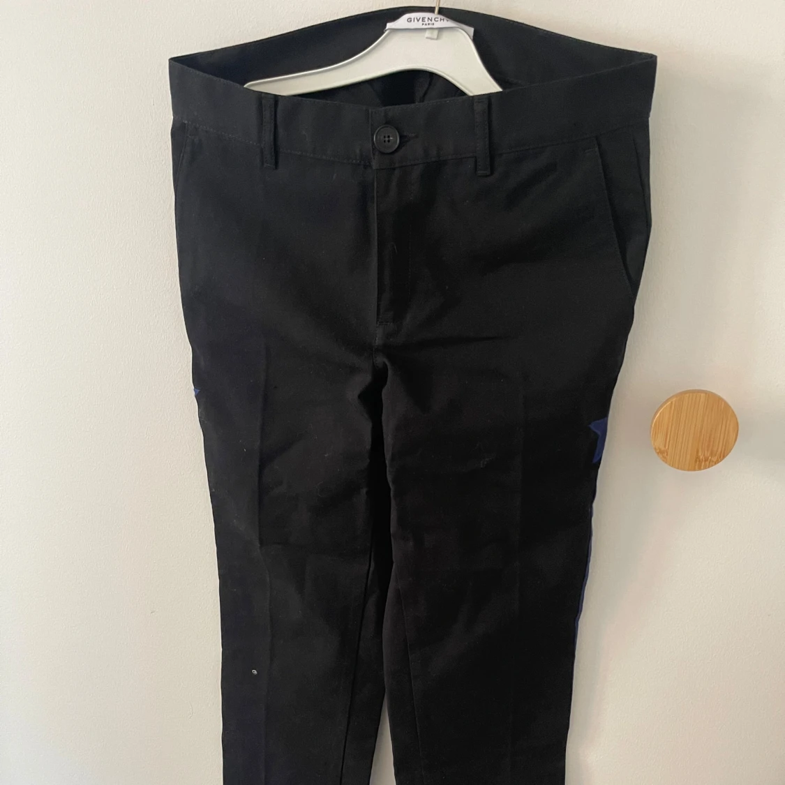 Svarta byxor med blå stjärndetaljer