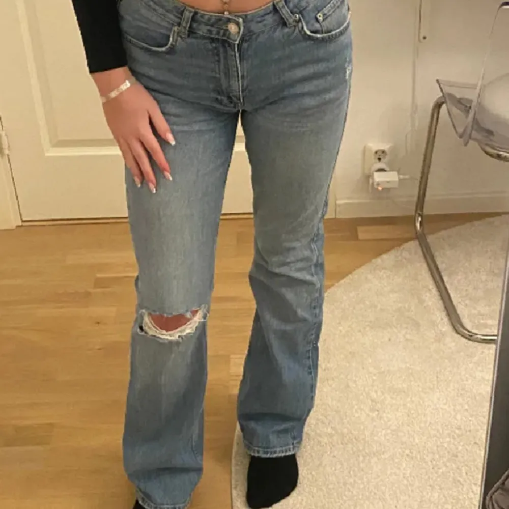 (Lånad bild av den jag köpte den av här på plick) fint skick använd fåtal gånger av mig! . Jeans & Byxor.