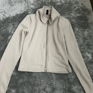 beige kofta/tröja - jag säljer en beige kofta/tröja😊 för mer info eller om du har frågor så kontakta mig privat 💗