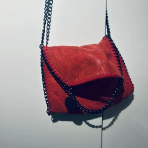 Röd kjedjeväska - Snygg röd kjedjeväska