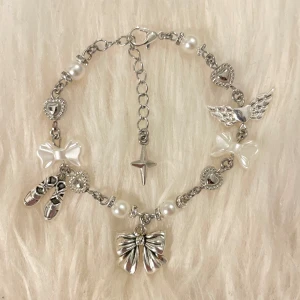 Armband  - Handgjort armband ᡣ𐭩 söt accessoar till varje outfit! ⋆౨ৎ˚⟡˖ instabox går bra annars frakt 18kr, pm för köp eller använd köp nu 𝜗𝜚🫶🏻🪽