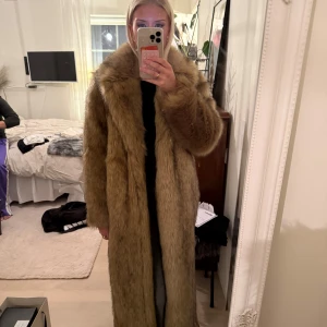 Lång pälsjacka - Superfin lång pälsjacka från Zara. Aldrig använd, endast testad. Storlek M-L men passar perfekt på mig som är en S. Nypris 1800💞💞pälsen är super fluffig och varm