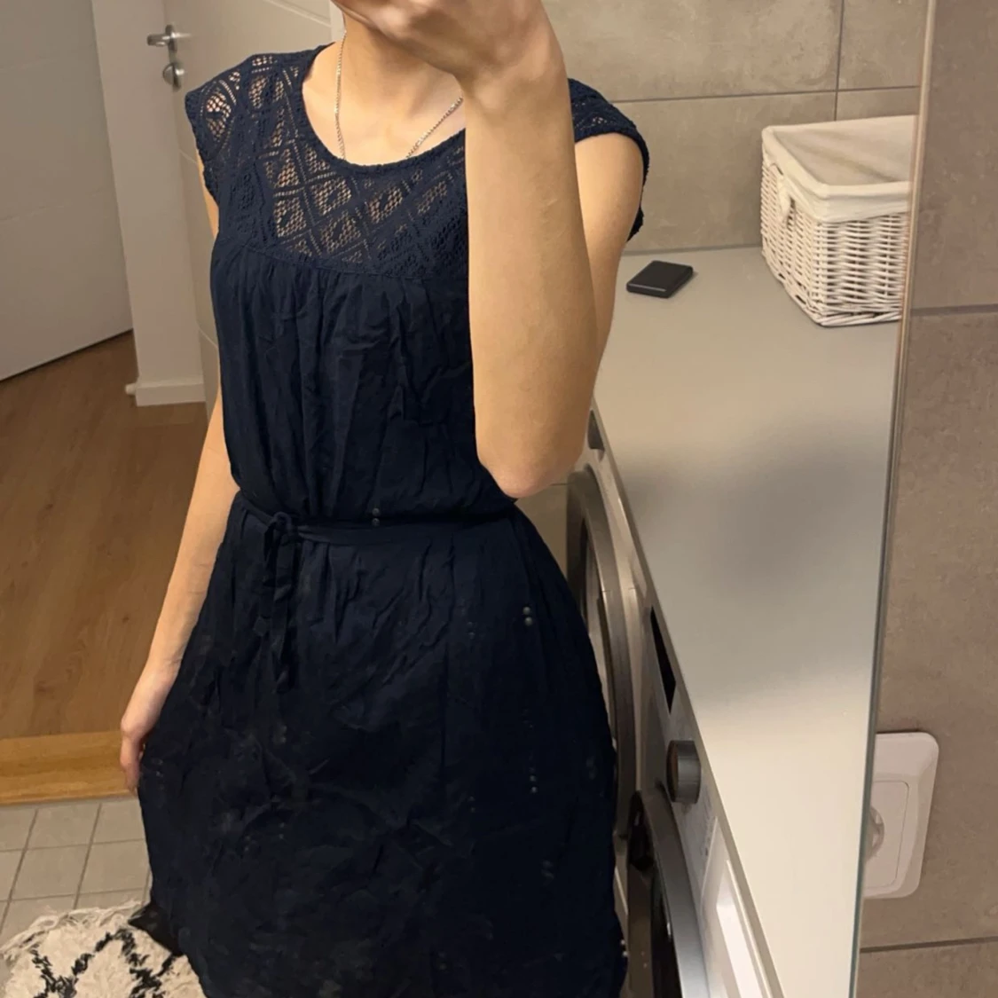 Mörkblå klänning med spetsdetaljer - 1