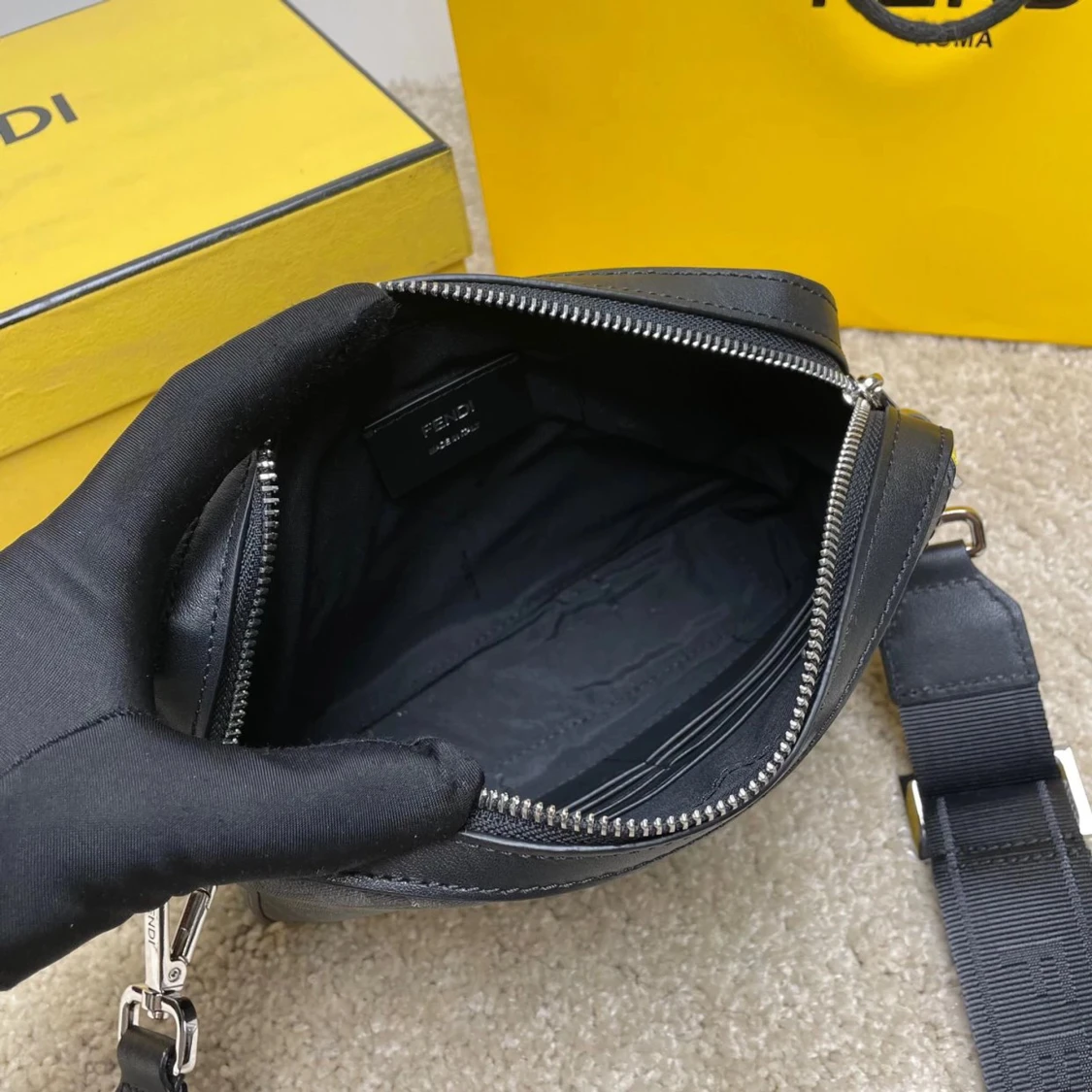 Svart och gul axelväska från Fendi - 3