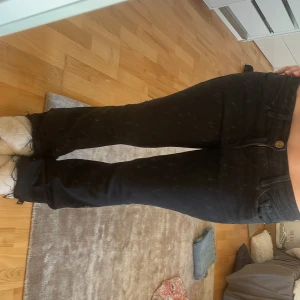 Svarta lågmidjade bootcut jeans - Snygga kolsvarta svarta bootcut jeans med låg midja❤️ Jag är 161 och dom sitter perfekt i längden på mig, skulle säga att dom är storlek 34-36!