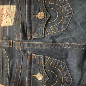 Mörkblå jeans från True Religion - Snygga mörkblå jeans från True Religion. 