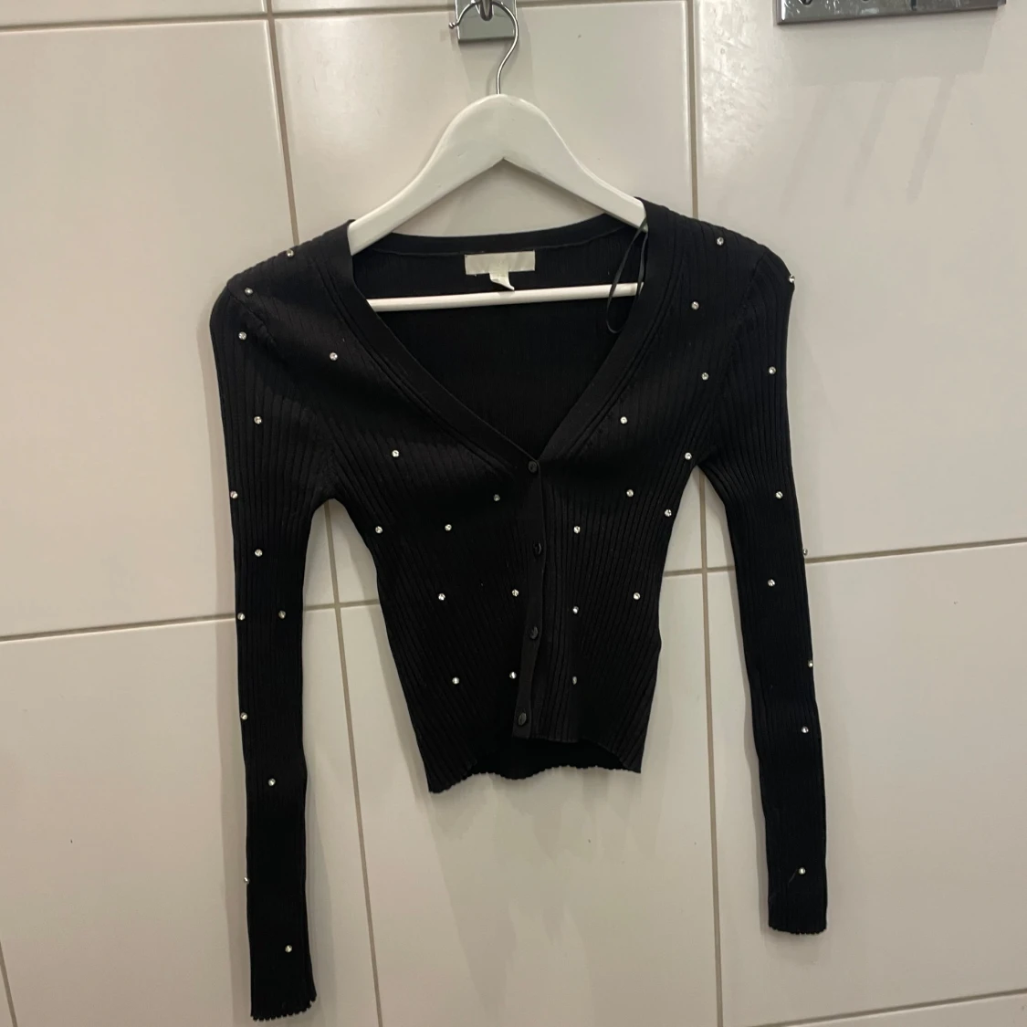 Svart ribbad kofta med pärlor - 2