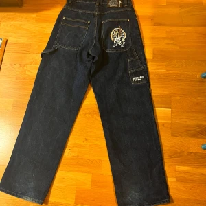 Mörkblå jeans från Southpole - Coola mörkblå jeans från Southpole med unikt broderi på bakfickan. 
