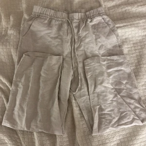 Beige linnebyxor från H&M  - Säljer ett par bekväma beige linnebyxor från hm. Det står inte storleken men passar mig som brukar bära Xs-S! De är billigare nu under vintern så passa på att köpa! 💕+De är knappt använda!