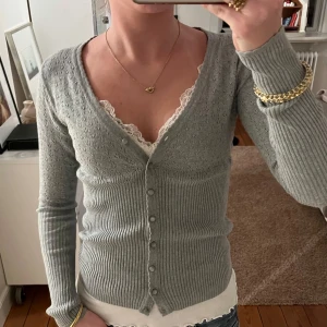 Grå kofta - Säljer en söt grå kofta med ribbad, genombrutet mönster💗 Koftan har långa ärmar och knäpps med knappar framtill. Passar xs-s