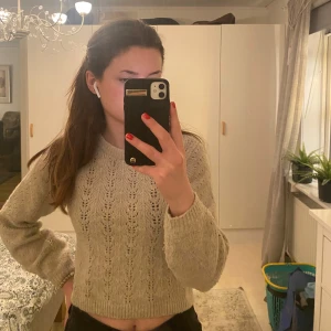 Beige stickad tröja från H&M - Säljer en mysig beige stickad tröja från H&M med ett fint hålmönster. Storlek 146/152