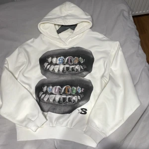 Starburbie hoodie  - Säljer en tvär fet hoodie från starburbie. Den är aldrig andvänd endast testat och bara hängt i garderoben. Den har halv döljda fickor och är väldigt tjock. För mer frågor är de bara att höra av sig!