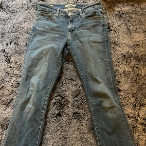 Jeans  - Low waist Levis bootcut jeans, bra skick. Storlek 26/30
