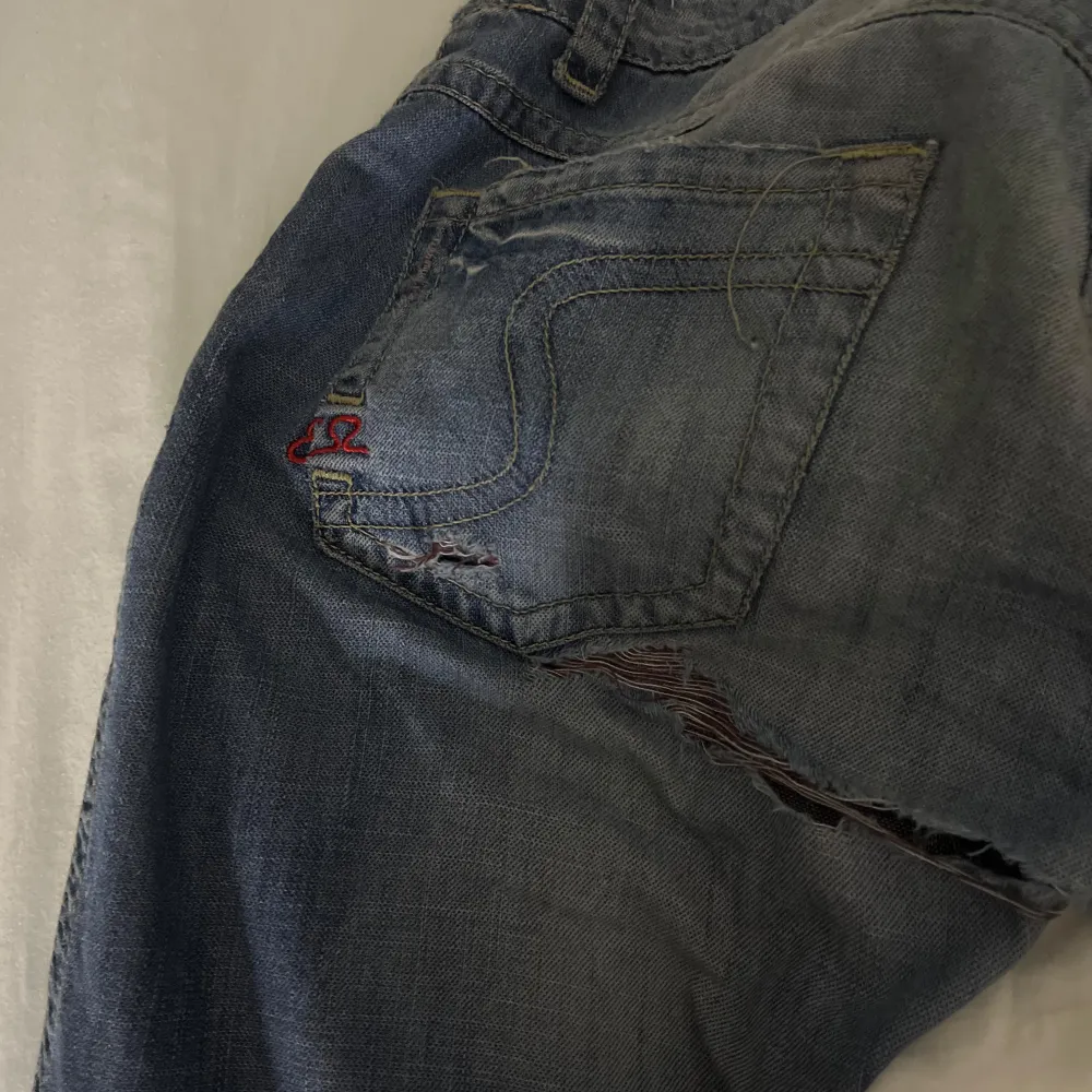 Säljer nu dessa skit snygga Lågmidjade jeans som tyvärr inte används längre. De är helt perfekta och är verkligen så snygga. De är spräckta där bak men inget som syns när man har på sig dem och det går så enkelt att sy eller fixa det. Midjemåttet är 38 och innerbenslängden är 80-05. . Farkut & Housut.