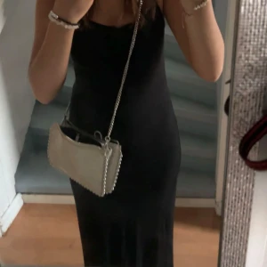 Klänning - Klänning från Gina, väldigt lång och ner till fötterna på mig som är 170. Använd fåtal gånger 