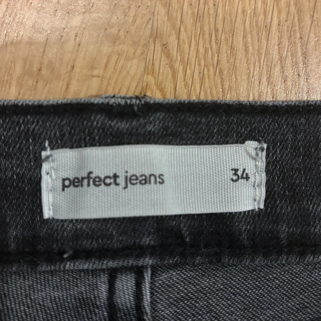 Grå jeans från Gina Tricot  - 3