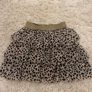 Leopardmönstrad volangkjol - Säljer en superfin leopardmönstrad kjol med flera lager volanger och en glittrig resår i midjan som jag köpte i en liten butik på Marstrand🐆✨