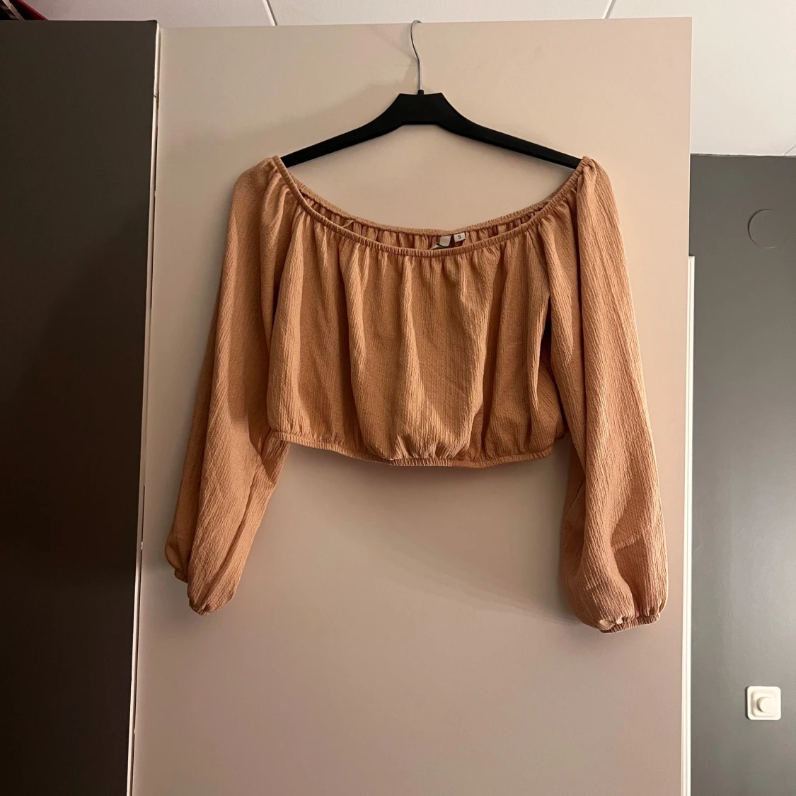 Beige offshoulder topp från NLY Trend - 1