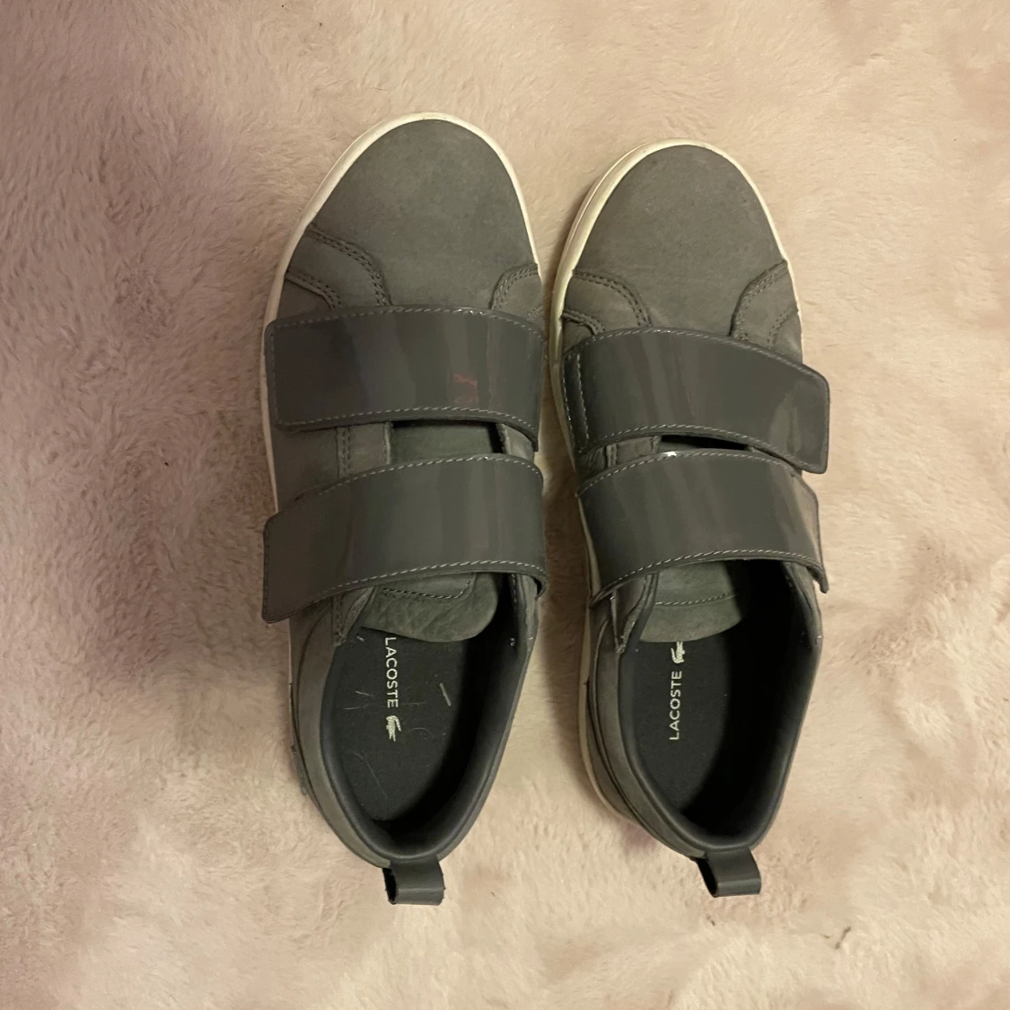 Grå sneakers från Lacoste - 1
