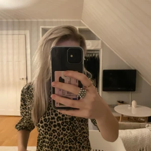 Leopard tröja  - Hej! säljer en snygg leopard tröja med snygga ärmar.Aldrig använt så är i Nyskick!❤️Storlek är Xs men skulle säga att den passar även S!