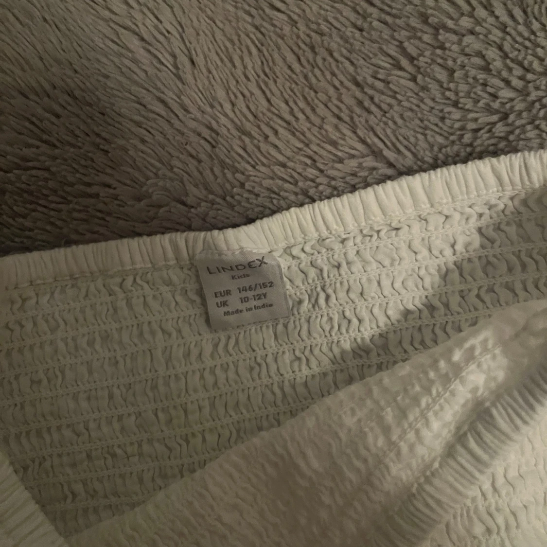 Vit kjol med blåa detaljer - 4