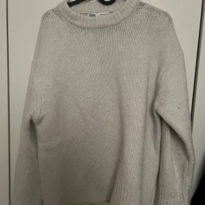 Stickad zara tröja   - Super mysig och fin tröja från zara. Stl M men passar mig som har S perfekt!! 