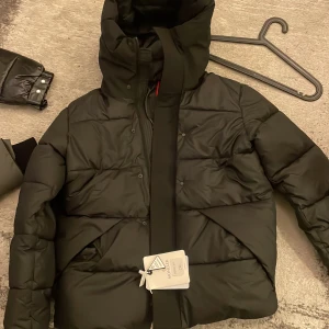 Helt ny moncler jacka  - Helt ny moncker jacka som är Xl passar runt folk upp till 186 . Mycket sällsynt modell men svart moncler märke på sidan . Skriv för mer snabbaffär pris diskuteras . Modell som inte är lätt att få tag på 