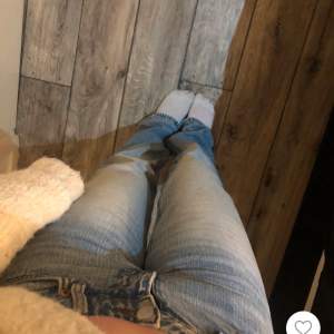 Snygga blå jeans med straight modell. De är från weekday och modellen heter arrow i storlek W25 L32 och är lågmidjade. Innebensmåtten: ca 77 cm. Midjemåtten: ca 35 cm. Perfekta för en avslappnad look. Jätte snygga jeans men säljer för de aldrig kommer till användning. Köpta på Vinted och bilderna är från förra ägaren. Skriv gärna om du har frågor, inga returer !! 