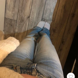 Blå straight jeans - Snygga blå jeans med straight modell. De är från weekday och modellen heter arrow i storlek W25 L32 och är lågmidjade. Innebensmåtten: ca 77 cm. Midjemåtten: ca 35 cm. Perfekta för en avslappnad look. Jätte snygga jeans men säljer för de aldrig kommer till användning. Köpta på Vinted och bilderna är från förra ägaren. Skriv gärna om du har frågor, inga returer !! 
