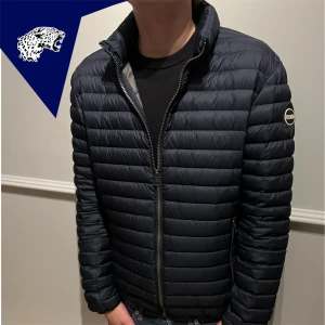 COLMAR JACKA  - Go dunjacka från colmar  | Skick: 9/10 | Strl: 48 (S/M) | Modell är 180 cm |Nypris: 3200kr | Hör av dig vid frågor eller funderingar!