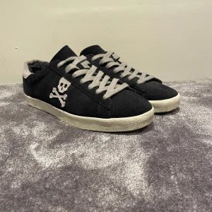 Henry Scalpers- Slutsålda! - Snygga mörkblå sneakers med grå snörning. Skorna har en vit sula som ger en skarp kontrast till det mörkblå tyget. Perfekta för en avslappnad stil. Storlek är 43. Skicket är nästintill oanvänt, använda ca 3-4 gånger. Skorna är vad jag ser slutsålda överallt. Vid fler frågor eller andra funderingar är det bara att höra av sig!🙌