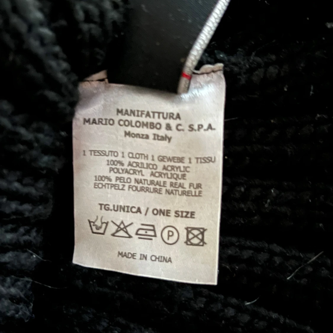 Svart stickad mössa med pälsboll från Colmar - 2