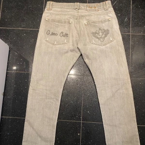 Herr jeans straight  - Gråa herr jeans från märker G,amo Cult. Storlek är W36 L34. Snygga och bra passform, straight med regular passform. Skriv för fler mått.