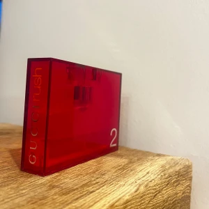Gucci Rush 2 Eau de Toilette 30ml - Säljer den ikoniska Gucci Rush 2 med toppnoter av fresia, liljekonvalj och ros, mellannoter av palm, narciss, lilja och gardenia, samt basnoter av svartvinbär, mysk och ekmossa. Ungefär 15ml kvar, Nypris: 800kr❤️