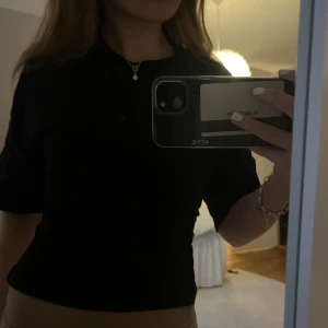 Svart knytblus - säljer då de inte kommer till användning. Tröjan är sällan använt💕