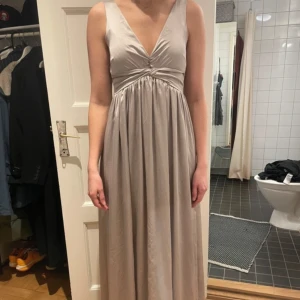 Balklänning - Super fin balklänning från nelly eve, i ett snyggt glansigt material. Super fin!!💓(Bilderna är från förra säljaren då jag har hittat en annan balklänning.) 