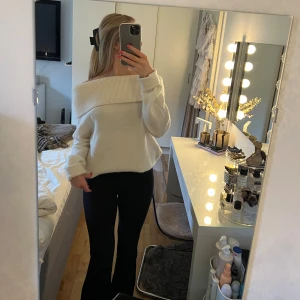 Vit offshoulder tröja - Säljer denna vita off shoulder tröjan från bikbok. Endast använd ca 2 gånger och är därmed i bra skick. Är egentligen lång men enkel att vika upp💕