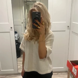 Vit stickad t-shirt - vit stickad tröja från Gina Tricot, knappt använd och kommer ej till användning💓