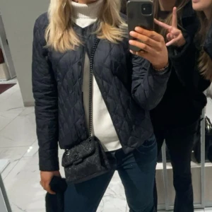 Svart quiltad jacka - Snygg  tunn svart jacka från uniqlo! Passar perfekt för både vår och höst!💞