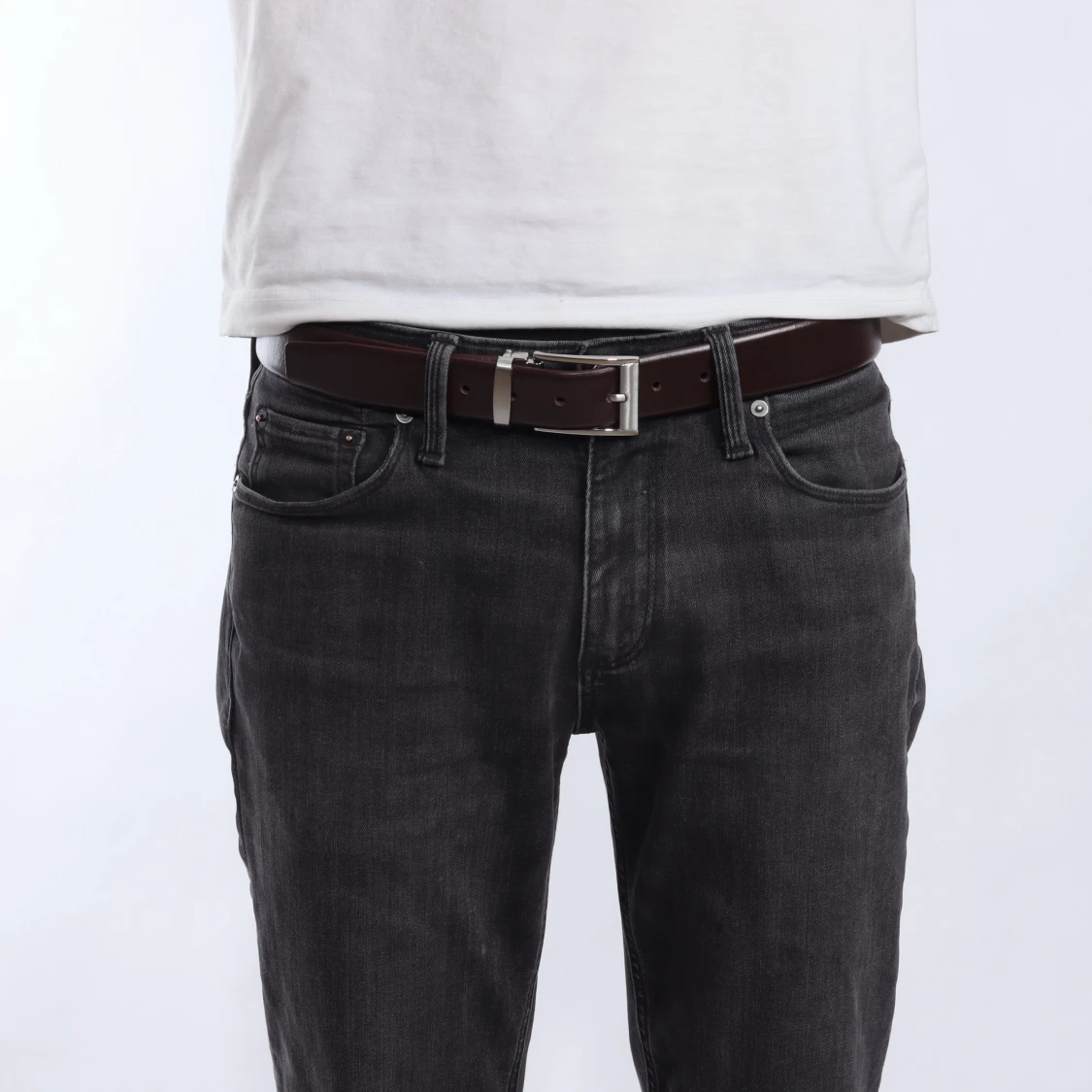 Brunt skärp med silverfärgat spänne