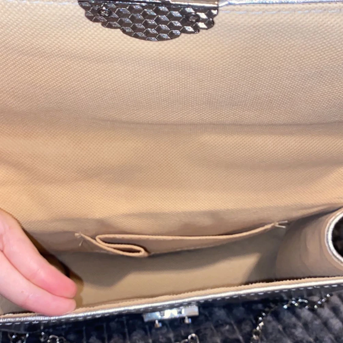 Silverfärgad axelväska med kedja - 2