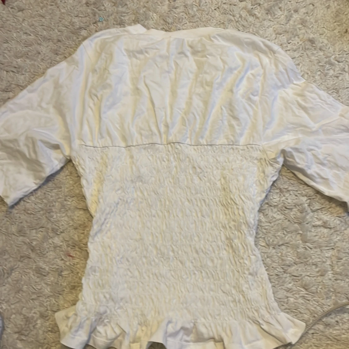 Vit blus med smockdetaljer - 2