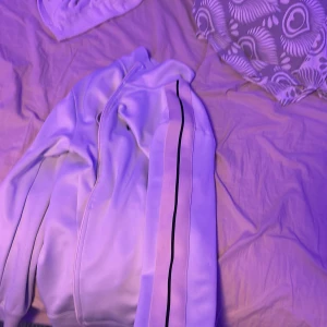 Vit jacka från Palm Angels - Säljer en äkta palmangels hoodie zip haft i 6 dagar fick i julklapp den passade inte mig 