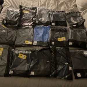 Träningskläder från MP - Säljer ett gäng träningskläder från MP i olika färger och stilar. Perfekt för gymmet eller löprundan! Finns både långärmade och ärmlösa toppar, samt byxor. Kläderna är i nytt skick och redo för nästa träningspass. Passa på att uppdatera din träningsgarderob! 💪.             1. Xs 2. S 3. Xs 4. Xs 5. Xs 6. Xs 7. S 8. S 9. Xxs 10. Xs 11. Xs 12. S 13. Xs 14. S 15. Xs.