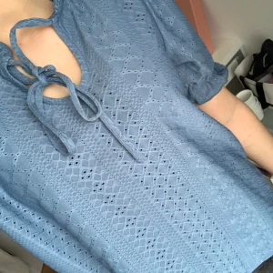 Blå blus - Jättefin blå blus från VILA, aldrig använd💞