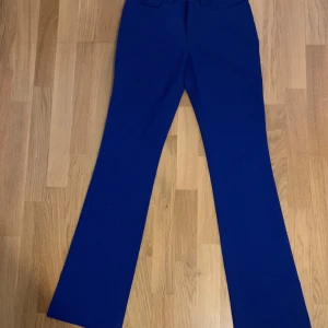 Blåa kostymbyxor  - Står ingen storlek men jag är en 36 och de sitter lite för tight. Mycket bra skick, använda endast 1 gång.  Lågmidjade.
